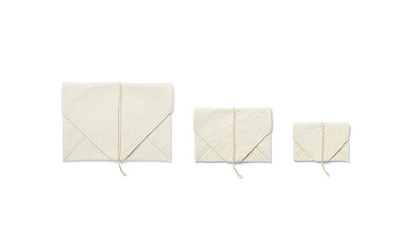 <p>ポーチ／生成&times;オフ白<br>33&times;27cm 税込3900円</p>
<p>ポーチ／生成&times;オフ白<br>23&times;17cm 税込2900円</p>
<p>ポーチ／生成&times;オフ白<br>17&times;12cm 税込2500円</p>