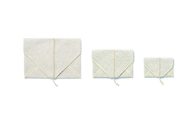 <p>ポーチ／生成&times;グレー<br>33&times;27cm 税込3900円</p>
<p>ポーチ／生成&times;グレー<br>23&times;17cm 税込2900円</p>
<p>ポーチ／生成&times;グレー<br>17&times;12cm 税込2500円</p>