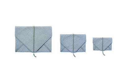 <p>ポーチ／グレー&times;オフ白<br>33&times;27cm 税込3900円</p>
<p>ポーチ／グレー&times;オフ白<br>23&times;17cm 税込2900円</p>
<p>ポーチ／グレー&times;オフ白<br>17&times;12cm 税込2500円</p>