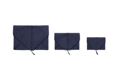 <p>ポーチ／チャコール&times;オフ白<br>33&times;27cm 税込3900円</p>
<p>ポーチ／チャコール&times;オフ白<br>23&times;17cm 税込2900円</p>
<p>ポーチ／チャコール&times;オフ白<br>17&times;12cm 税込2500円</p>