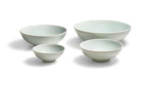 <p>青白磁　鉢<br>約直径24&times;高さ8cm　税込1,600円<br>約直径19.5&times;高さ6.5cm　税込1,200円<br>約直径15.5&times;高さ5.5cm　税込800円<br>約直径11.5&times;高さ4.5cm　税込600円</p>