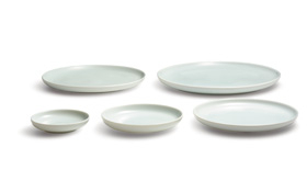 <p>青白磁　丸皿<br>約直径26&times;高さ2cm　税込1,600円<br>約直径21.5&times;高さ2cm　税込1,200円<br>約直径17.5&times;高さ2cm　税込800円<br>約直径13.5&times;高さ2cm　税込600円<br>約直径9.5&times;高さ2cm　税込400円</p>