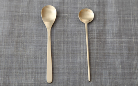 <p>真鍮の匙<br>左から：真鍮・デザートスプーン　約14cm　3,900円／真鍮・スッカラ　約13.5cm　6,100円</p>